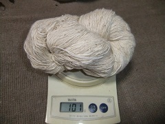 100グラムの手紡ぎの綿糸