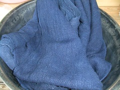 半乾きの藍の布