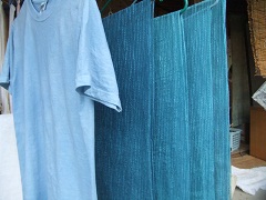 藍の生葉染め、絹ストールと綿Tシャツ