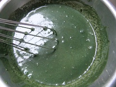 インディゴ葉の乾燥粉末を水で溶く