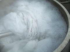 灰汁で精錬中のインド綿のガーゼ織ストール
