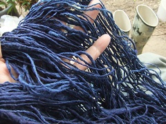 手引き真綿の藍染め糸1