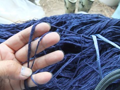 手引き真綿の藍染め糸1