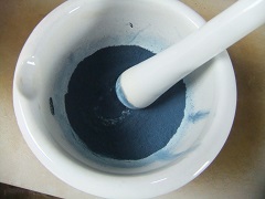 乳鉢の中のタデ藍の乾燥粉末