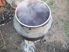 灰汁で釜の内側を煮洗いする