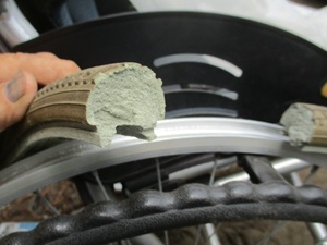 バーストした車いすのタイヤ